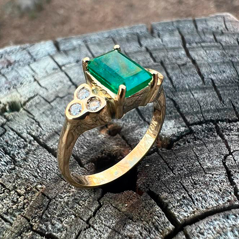 Anillo en oro 18 quilates con diamantes y esmeralda colombiana