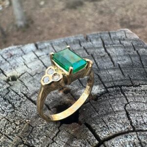 Anillo en oro 18 quilates con diamantes y esmeralda colombiana