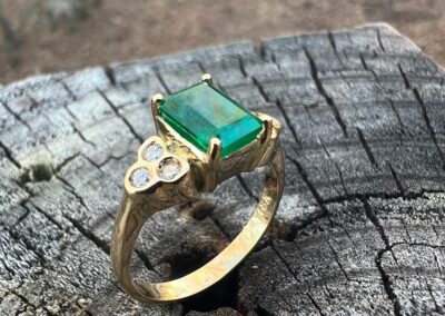 Anillo en oro 18 quilates con diamantes y esmeralda colombiana