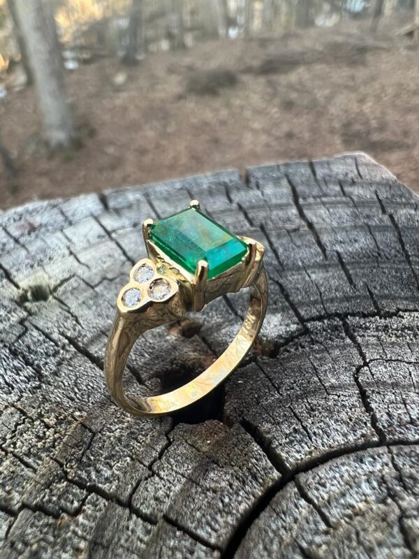 Anillo en oro 18 quilates con diamantes y esmeralda colombiana