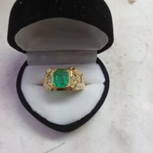 Anillo en oro 18 quilates con diamantes y esmeralda colombiana