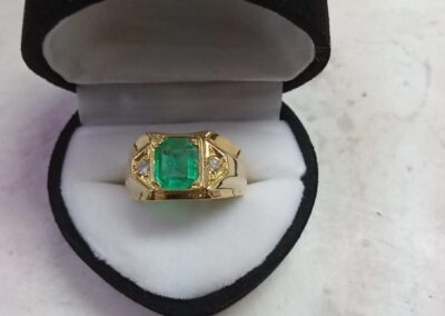 Anillo en oro 18 quilates con diamantes y esmeralda colombiana