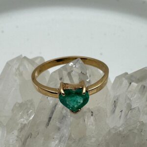 Anillo en oro 18 quilates con esmeralda colombiana en forma de corazón