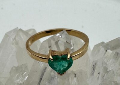 Anillo en oro 18 quilates con esmeralda colombiana en forma de corazón