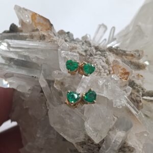 Aretes en oro de 18 quilates con esmeraldas colombianas en forma de corazón.